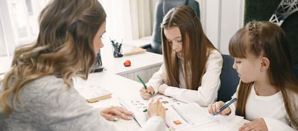 imagen de una familia compartiendo tareas escolares